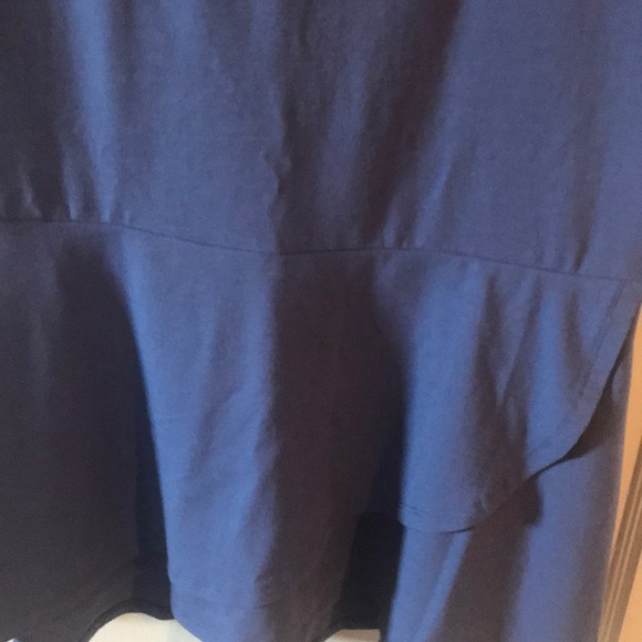 NWOT.  ISAAC MIZRAHI LIVE  SCALLOPED DETAIL TOP - Picture 3 of 6